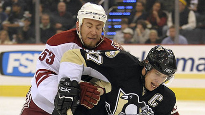 Sidney Crosby blows by Coyotes' Derek Morris in the first period last night at Mellon Arena. (vs. Coyotes 12/2/2007)