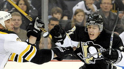 Peter Diana / Post-Gazette
Evgeni Malkin battles Boston's Zdeno Chara for a loose puck. (12/23/2007)