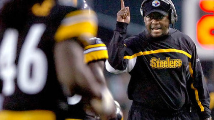 
Tomlin keeps an eye on his team.