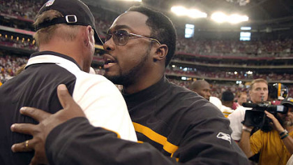 Steelers head coach Mike Tomlin talks to Cardinals head coach Ken Whisenhunt at the end of the game yesterday.