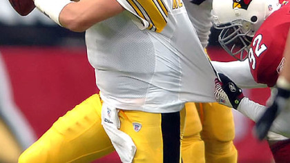 Cardinals defensive end Bertrand Berry pressures Steelers quarterback Ben Roethlisberger.