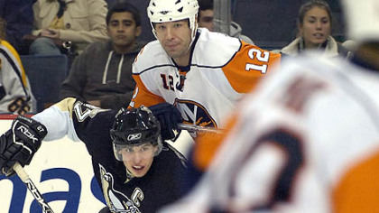 Sidney Crosby keeps his points streak alive with an assist on Georges Laraque's goal in the second period.