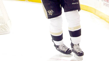 Sidney Crosby celebrates his first period goal against the Devils at the Prudential Center last night.