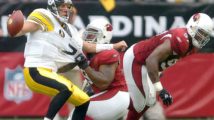 Cardinals defensive end Rodney Bailey pressures Roethlisberger.