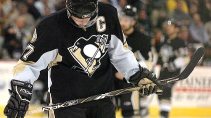 Sidney Crosby reacts after the Flyers scored their third goal of the night. (vs. Flyers, 11/08/07)