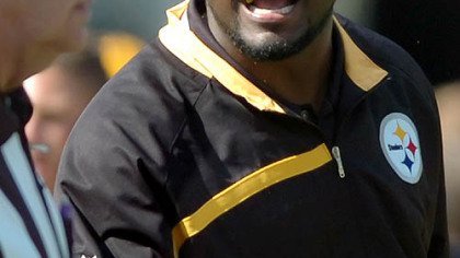Tomlin argues with side judge Carl Cheffers over a non call for pass interference on Buffalo.