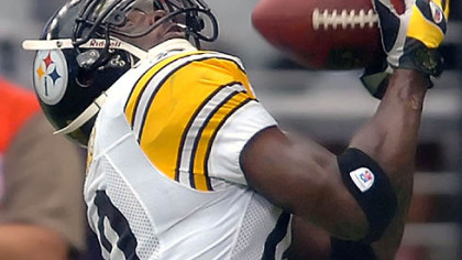 Steelers receiver Santonio Holmes hauls in a pass for a touchdown in the first quarter last night against the Cardinals.