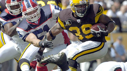 Parker tries to elude the Bills' Paul Posluszny.