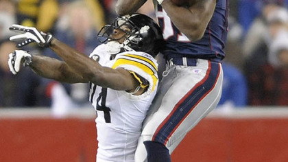 Patriots receiver Randy Moss hauls in pass as he's defended by Steelers cornerback Ike Taylor. (at Patriots 12/10/2007)
