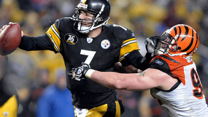Ben Roethlisberger scrambles and breaks away from Bengals Justin Smith. (vs. Bengals 12/02/2007)