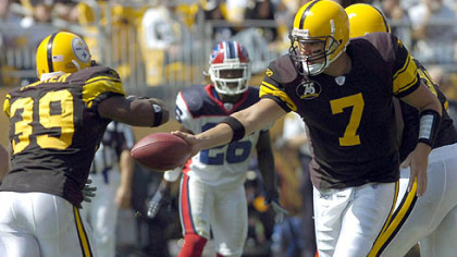 Roethlisberger hands off to Parker in the second quarter.