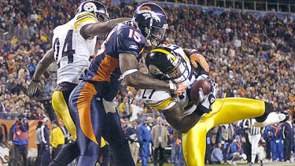Steelers Anthony Smith intercepts a pass.