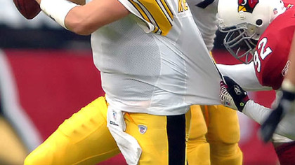 The Arizona Cardinals' Bertrand Berry pressures quarterback Ben Roethlisberger yesterday in the Steelers' 21-14 loss at University of Phoenix Stadium in Glendale, Ariz.