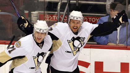 Evgeni Malkin, left, and Petr Sykora celebrate after Sykora scored against the Flyers in the first period.